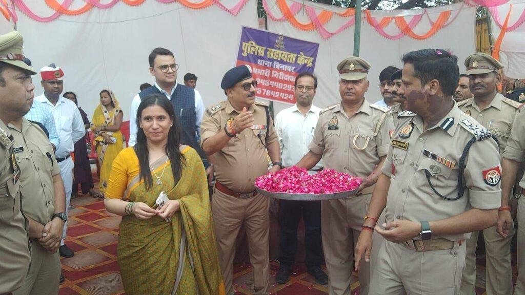 कमिश्नर,डीआईजी व डीएम ने कावड़ मार्ग का निरीक्षण कर कावड़ियों पर की पुष्प वर्षा