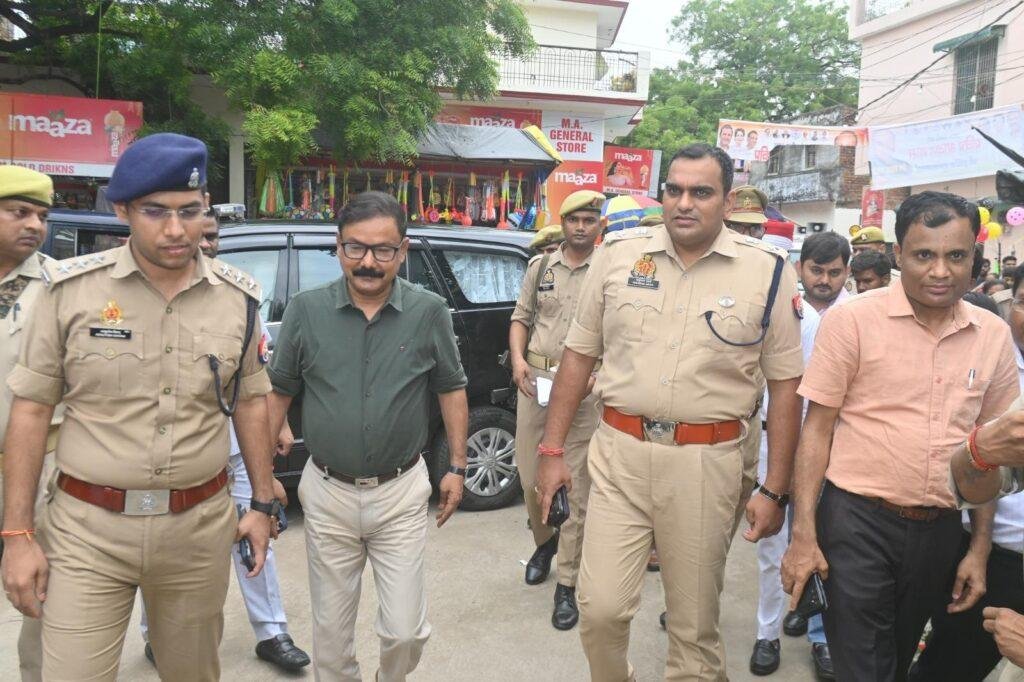 श्रावण मास के द्वितीय सोमवार पर जिलाधिकारी बरेली व वरिष्ठ पुलिस अधीक्षक बरेली द्वारा कांवड़ मार्ग, मन्दिर/शिवालयों का भ्रमण कर सुरक्षा व्यवस्था का लिया जायजा