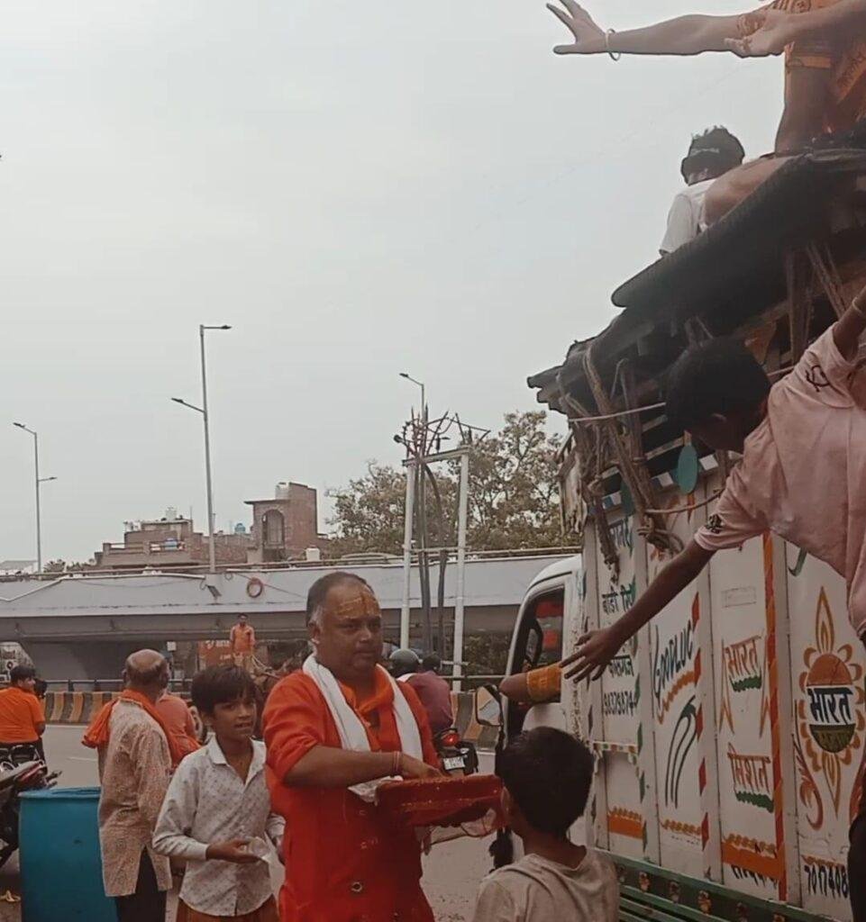 हिंद रक्षक, शिव महाशक्ति सेवा संस्था नाथ नगरी के तत्वाधान में बदायूं रोड़ पर पुष्प वर्षा कर किया स्वागत