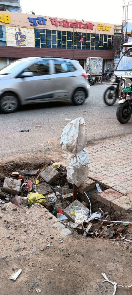 नॉवल्टी प्लाज़ा के सामने फुटपाथ धंसा, राहगीरों की जान पर बन आई