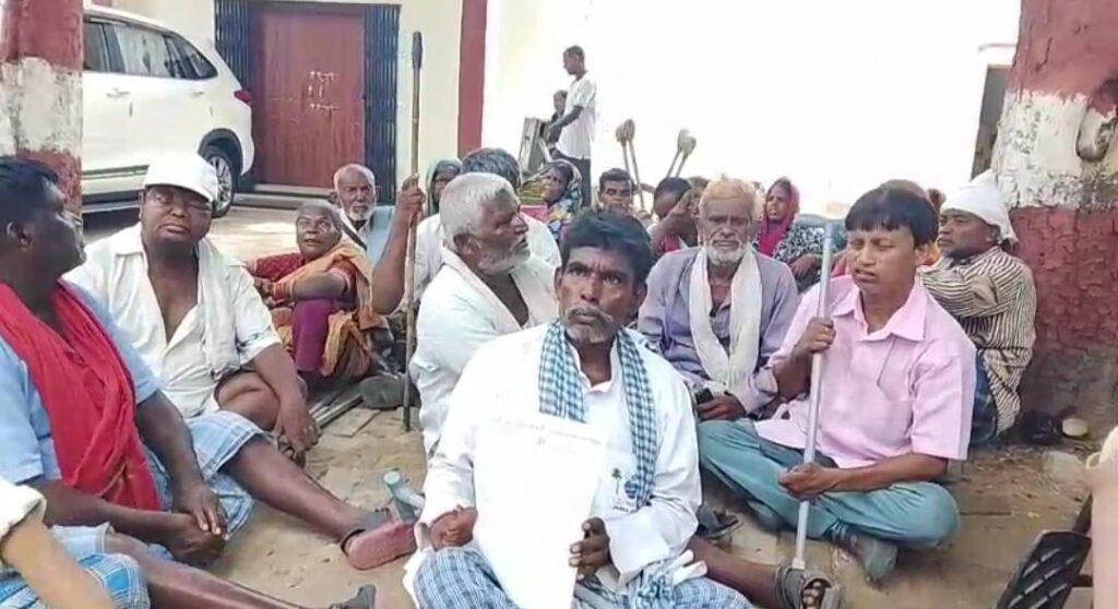 दर्जनों कुष्ठ पीड़ित सोमवार को रायबरेली जिला अधिकारी कार्यालय में धरने पर