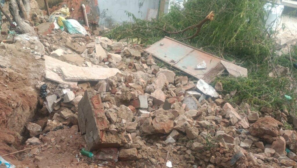 लोगिया मोहल्ले में गली नम्बर 14 में बरसात के चलते मकान गिरा