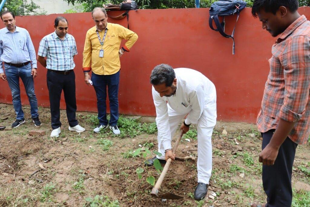 श्री कृष्ण आयुष विश्वविद्यालय में पौध रोपण कार्यक्रम आयोजित
