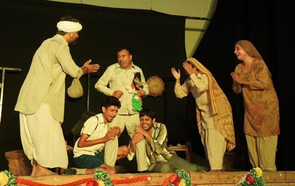 रंग नाट्य उत्सव में हंसी के फव्वारे छोड़ गया नाटक गई भैंस पाणी में