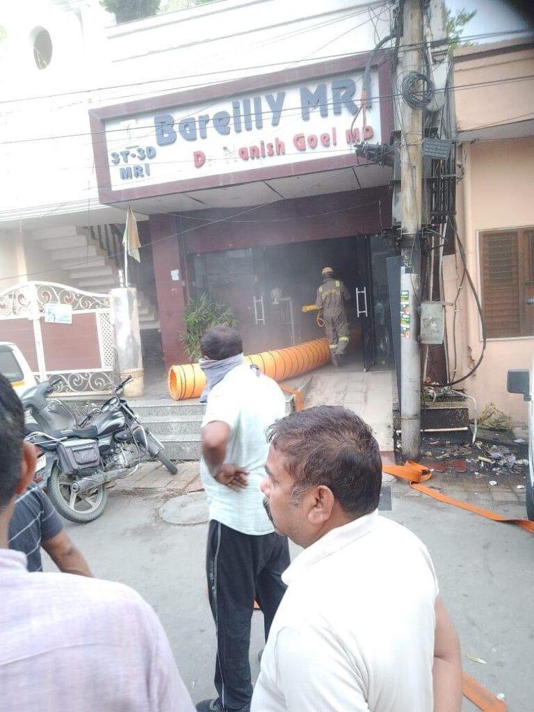 एम.आर.आई. डायग्नोस्टिक सेंटर में लगी आग, मची अफरा-तफरी, शॉर्ट सर्किट से हुआ हादसा