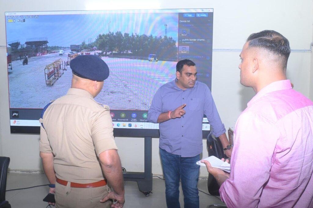 वरिष्ठ पुलिस अधीक्षक बरेली द्वारा पुलिस लाइन के कांवड़ सेल में स्थापित सीसीटीवी कन्ट्रोल रूम का निरीक्षण कर संबंधित को दिए निर्देश