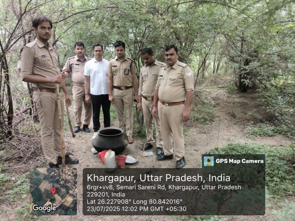 दबिश के दौरान लगभग 35 लीटर अवैध कच्ची शराब बरामद की गई तथा लगभग 250 किलोग्राम महुआ लहन मौके पर नष्ट