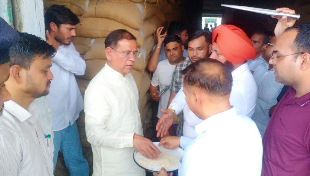 खाद्य आपूर्ति राज्यमंत्री राजेश नागर ने एफसीआई गोदामों पर मारा छापा