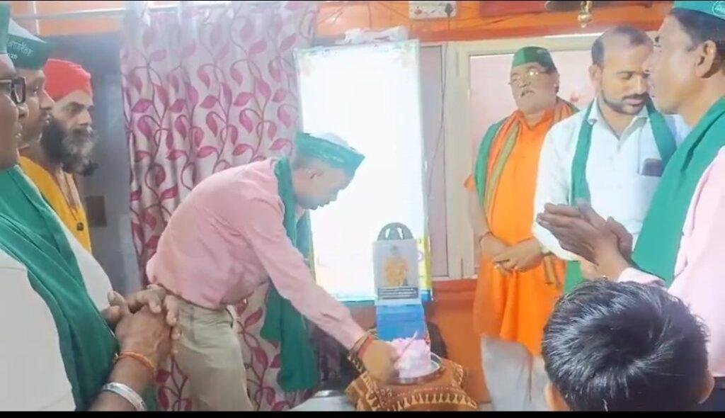 भारतीय किसान यूनियन “सुनील” के राष्ट्रीय प्रवक्ता पवन चतुर्वेदी का जन्म दिन हनुमान मंदिर प्रांगण में धूमधाम से मनाया