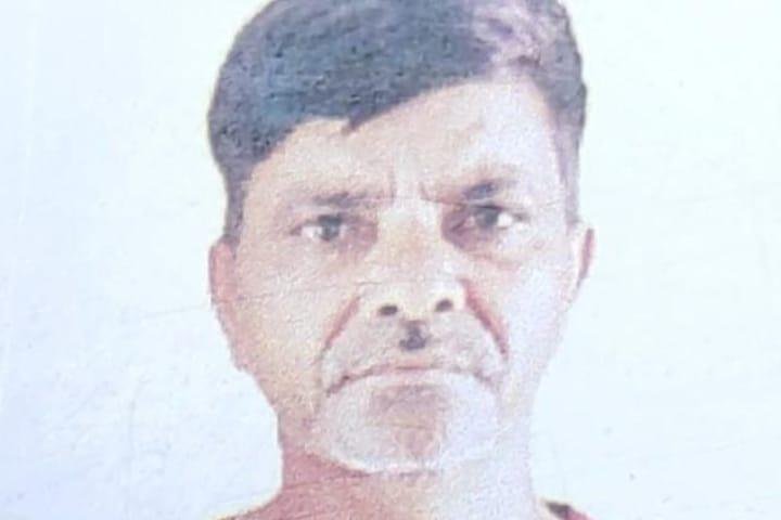 आम के बाग में पेड़ से लटका मिला ग्रामीण का शव,परिजनों में मचा कोहराम