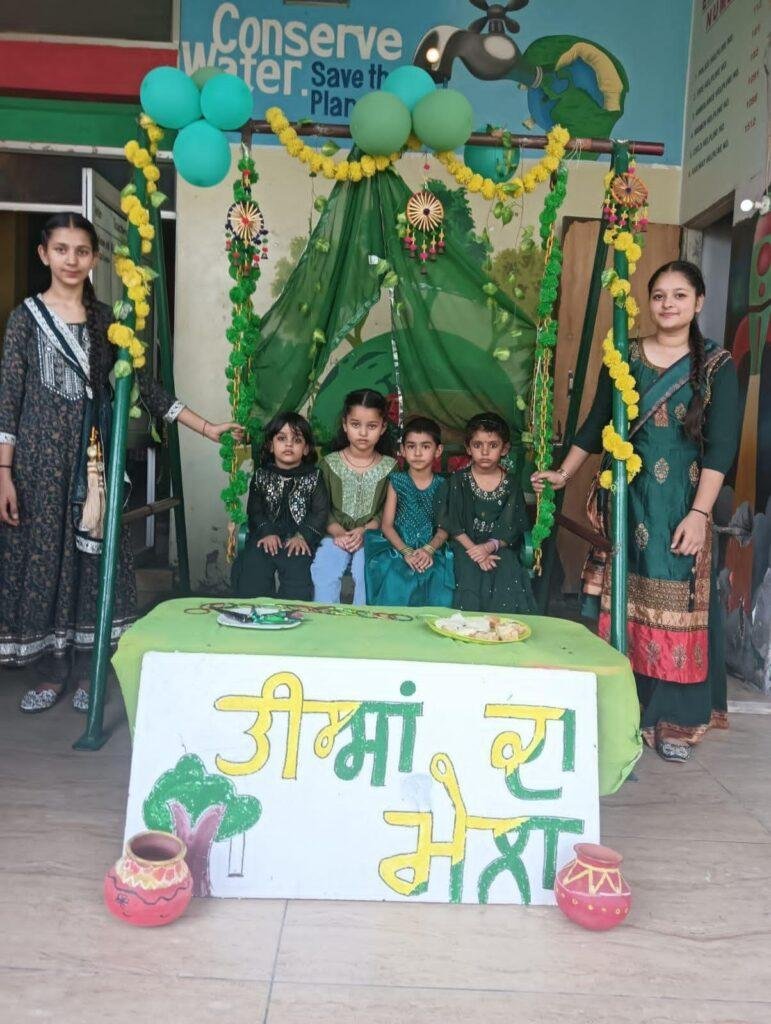 सेंट पीटर कॉन्वेंट स्कूल में तीज त्यौहार मनाया गया