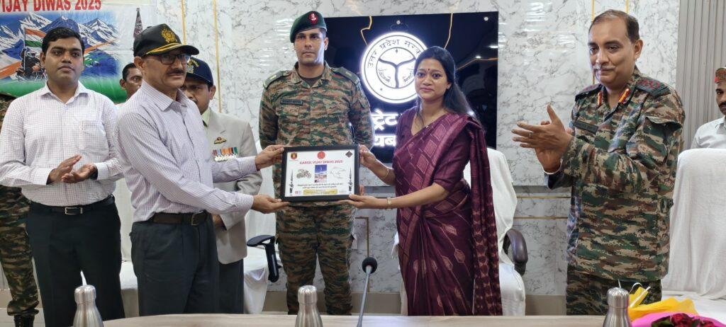 कारगिल सैनिकों के सम्मान में कार्यक्रम का आयोजन, वीर नारियों को डीएम ने किया सम्मानित