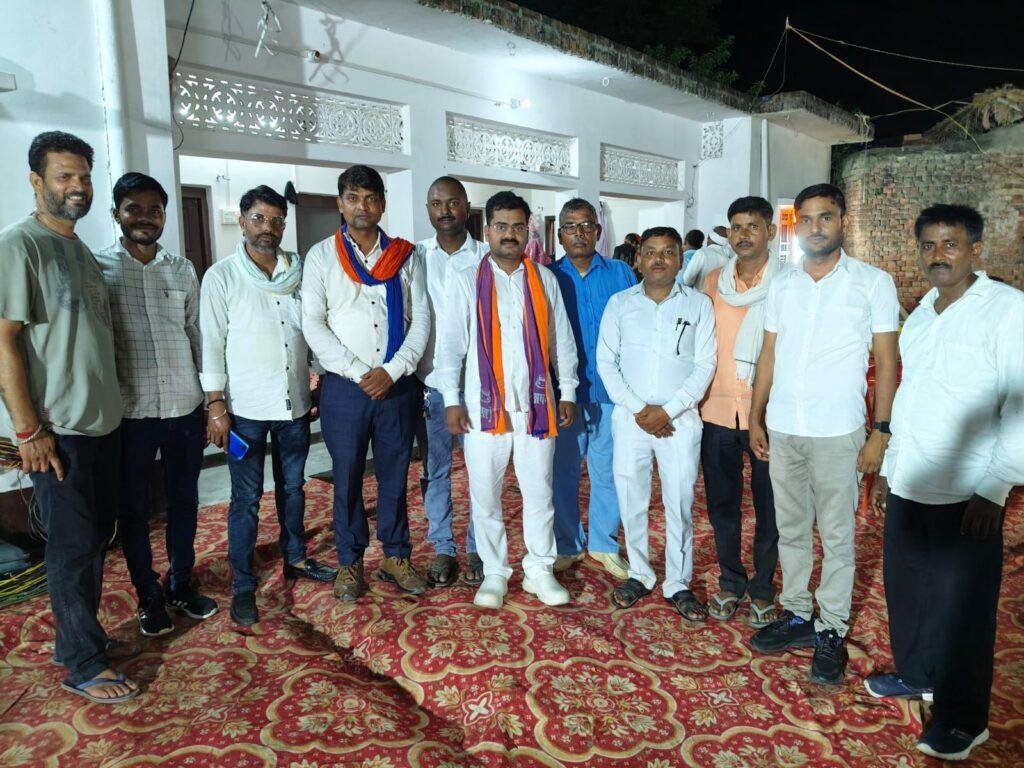 शोक संवेदना व्यक्त की एवं उनकी प्रतिमा पर फूल चढ़कर दो मिनट का मौन धारण किया