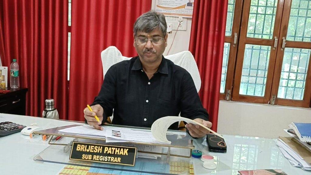 बैनामों में हो रहे फर्जीवाड़े पर रोक लगाने के लिए नया नियम लागू कर दिया गया है। अब किसी भी रजिस्ट्री में खरीदार और विक्रेता दोनों के आधार कार्ड के साथ पैन कार्ड अनिवार्य