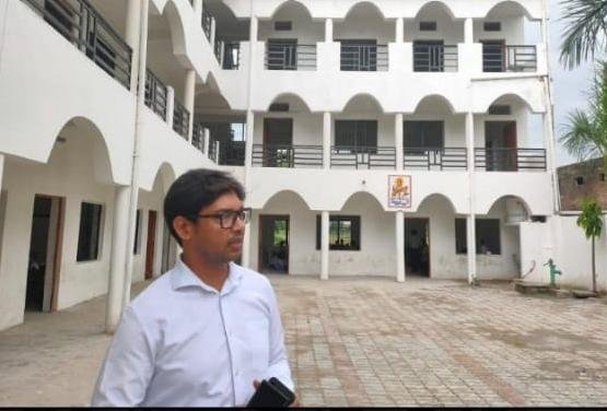प्राथमिक विद्यालय में स्थित बदहाल हेडमास्टर को बीएसए की फटकार