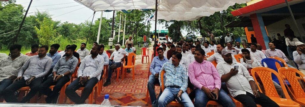 विद्युत कर्मियों का निजीकरण व वेतन रोकने के फैसलों का विरोध धरना प्रदर्शन है जारी