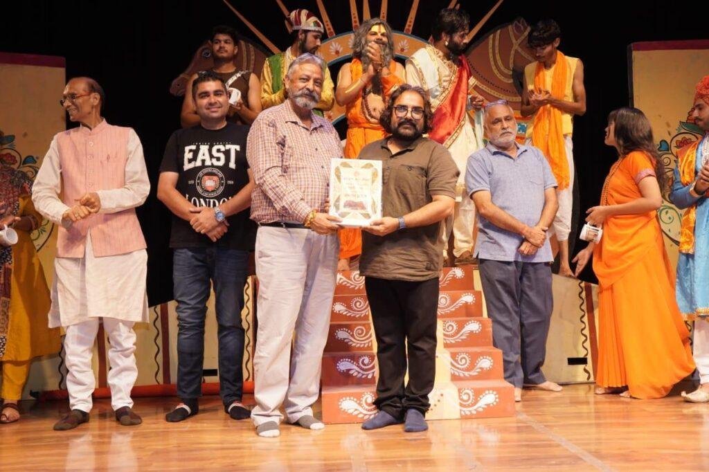 कैथल के कलाकारों ने नाटक में दिखाया मीरा से मीराबाई बनने तक का सफर