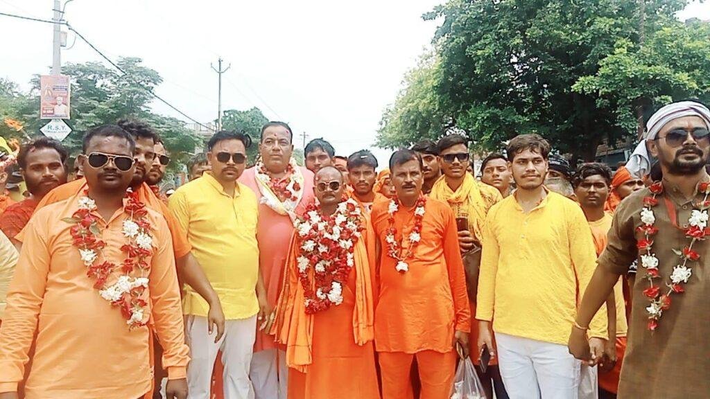 सलोन रायबरेली -सलोन कस्बे में रविवार को जय बोलबम काँवरिया सेवा ट्रस्ट के द्वारा विशाल कांवड़ यात्रा