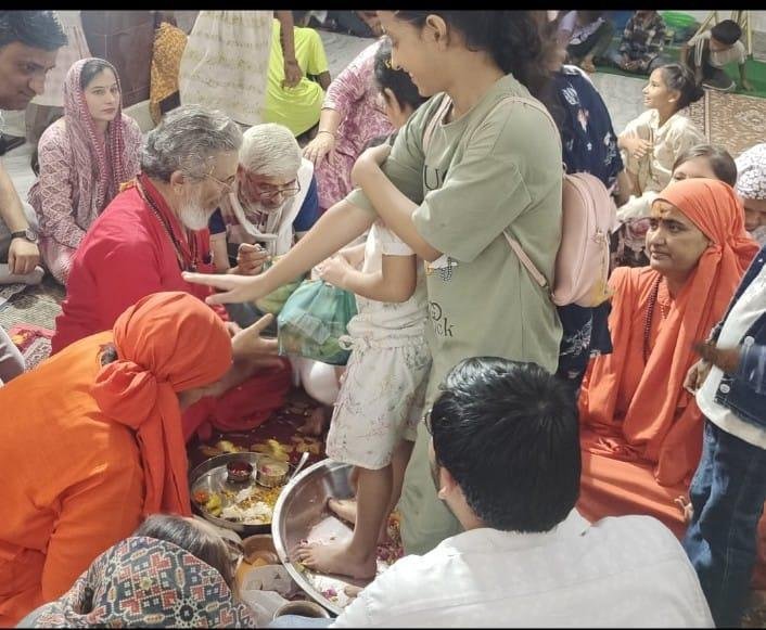 पिहोवा के गोविंदानंद आश्रम में कन्या पूजन मासिक भंडारा आयोजित