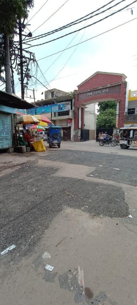 इंद्रा मार्केट बदहाल सड़क पर केवल चार गड्डो में पेचवर्क कर की खानापूर्ति