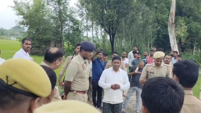 ईंट पत्थर से सिर कुचकर युवक की हुई हत्या क्षेत्र में सनसनी जांच में जुटी पुलिस