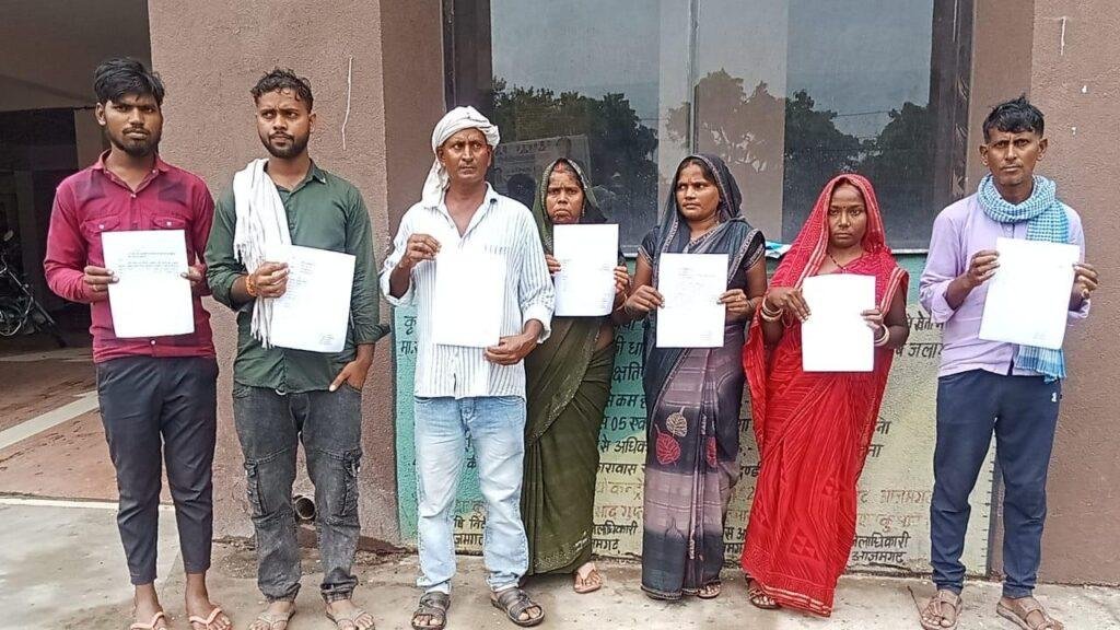 दबंगों ने उजड़ा दलित का आशियाना तो पीड़ित ने जिलाधिकारी से लगाई गुहार