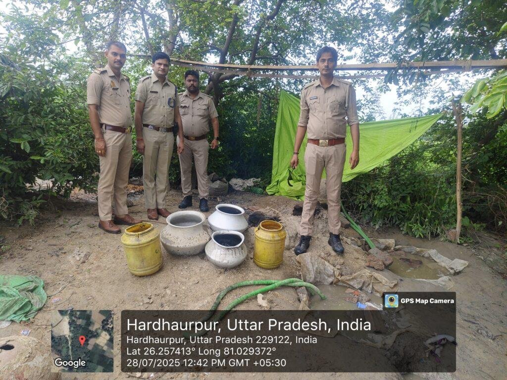 60 लीटर अवैध कच्ची शराब पकड़ी, तीन सौ किग्रा महुआ लहन नष्ट कराया