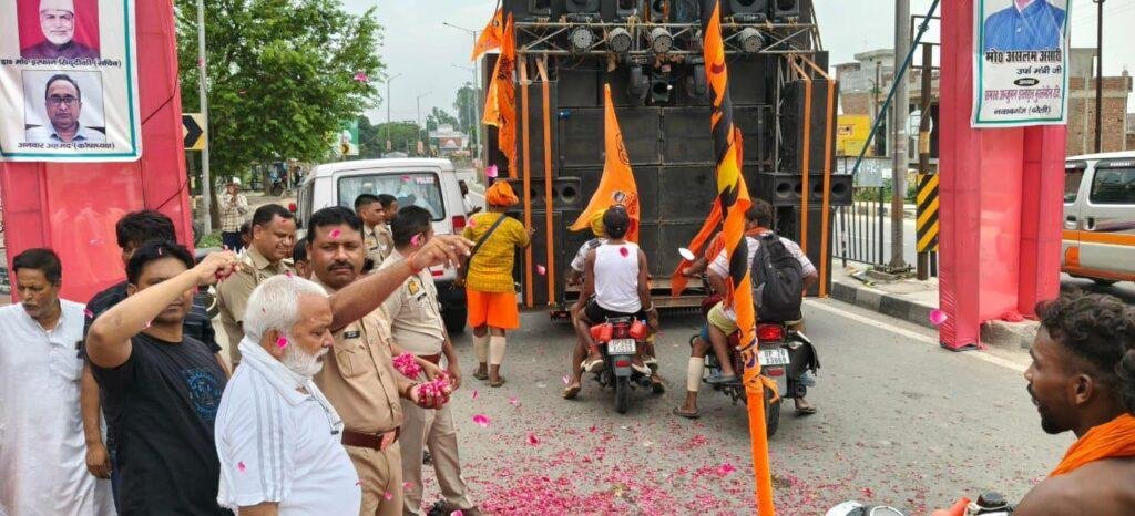 थाना नवाबगंज बरेली क्षेत्रान्तर्गत अंजुमन कमेटी ने किया कावड़ियों का स्वागत पुष्प वर्षा से किया अभिनन्दन