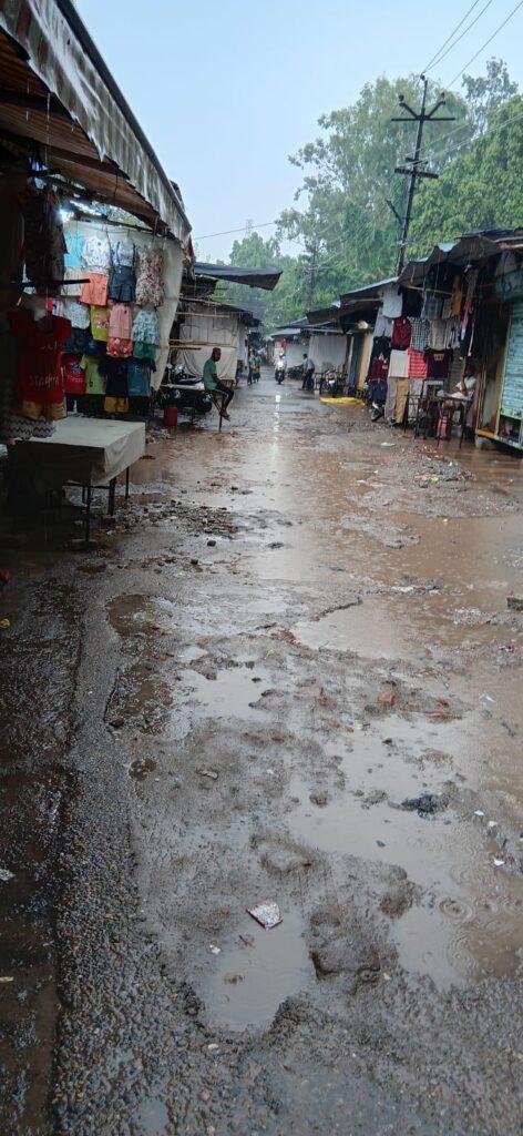 इंद्रा मार्केट गड्ढों में कीचड़ बारिश में सड़क का बुरा हाल,दुकानदार परेशान नगर निगम अंजान