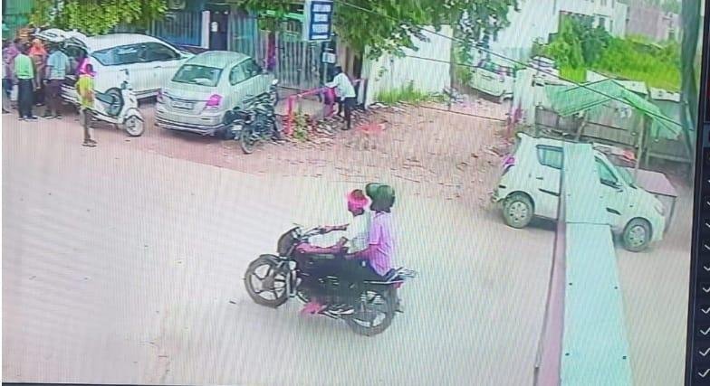 सीसीटीवी में कैद हुए उचक्के, मां अम्बे स्टोर से नकदी चोरी कर हुए फरार,जांच में जुटी पुलिस
