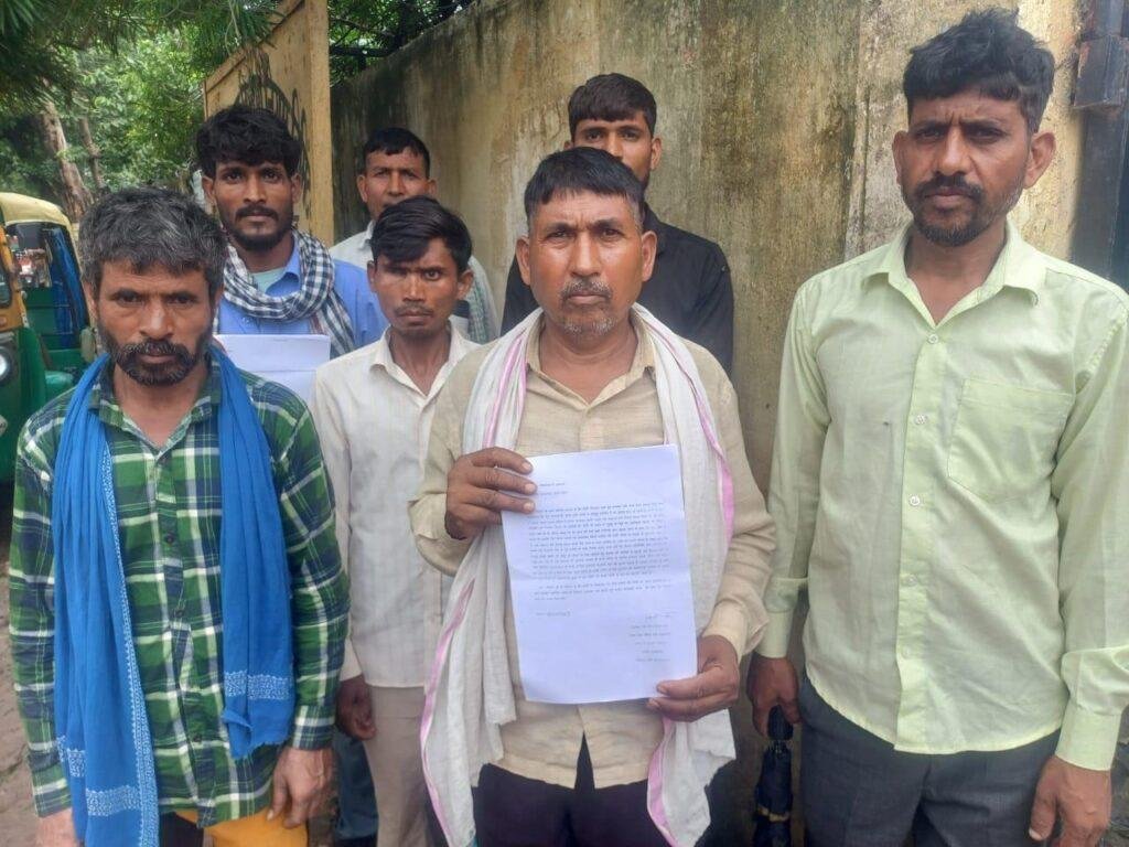 ग्रामीणों ने जिलाधिकारी को पत्र सौपकर प्रधान पर लगाया भ्रष्टाचार का आरोप