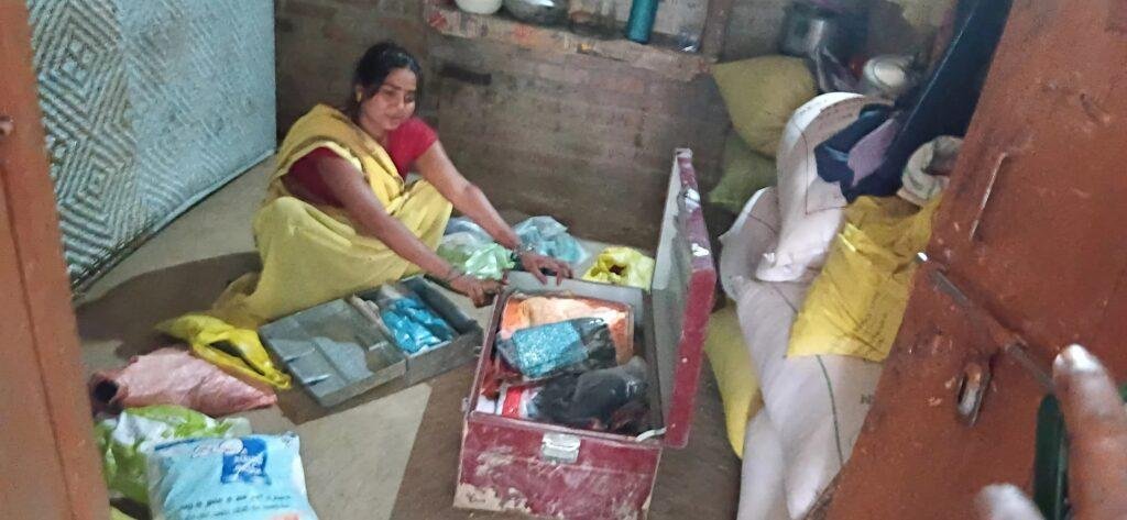 दिनदहाड़े चार नकाब पोश चोरों ने सीढ़ी की मदद से घर में घुसकर मौजूद लड़की को कमरे बंद करके बक्शे में रखे लाखों के जेवर, नकदी लेकर हुए फरार