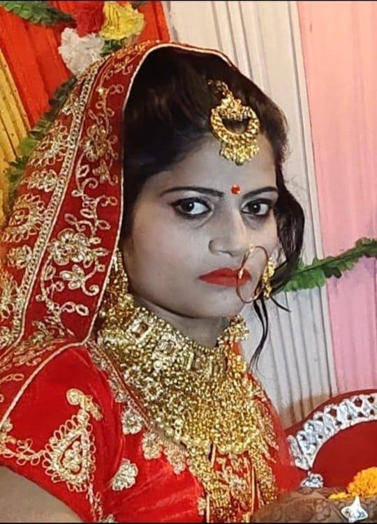 महिला ने फांसी के फंदे पर झूल कर दी जान परिजनों लगाया गला दबाकर हत्या का आरोप दी तहरीर