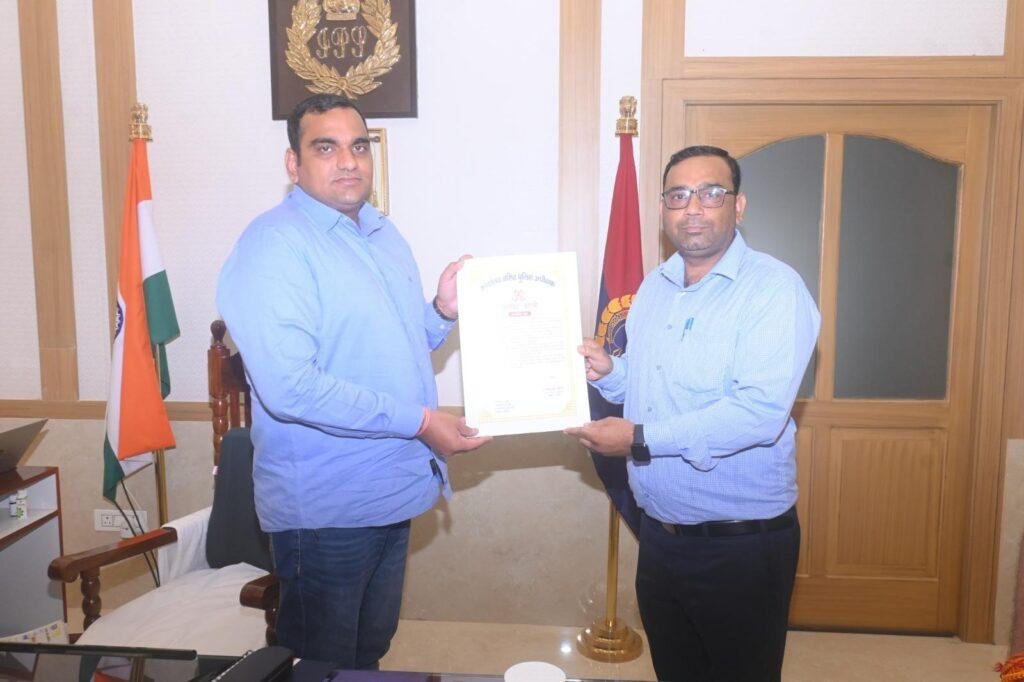 वरिष्ठ पुलिस अधीक्षक, बरेली द्वारा नगर निगम कार्यालय आई0सी0सी0सी0 में नियुक्त देवेन्द्र कुमार को प्रदान किया प्रशस्ति पत्र