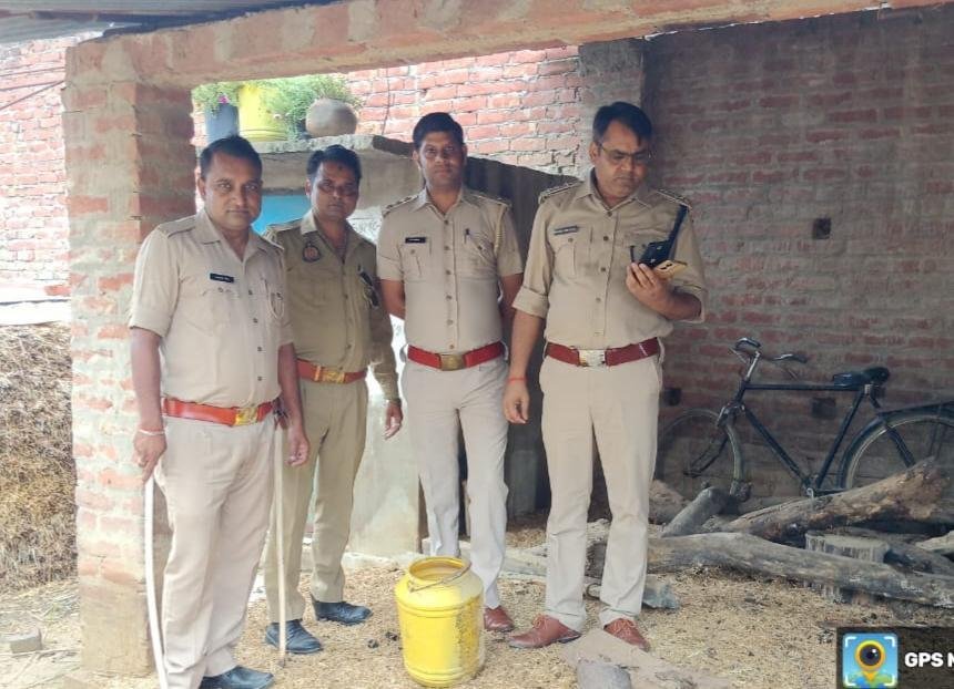 दबिश के दौरान 30 लीटर अवैध कच्ची शराब बरामद