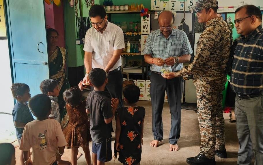 कलेक्टर ने किया स्कूल, आंगनबाड़ी, इंजेक्शन वेल और पीएम जनमन आवास का निरीक्षण