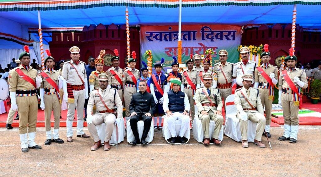 79 वें स्वतंत्रता दिवस के अवसर पर राजस्व एवं आपदा प्रबंधन और खेल एवं युवा कल्याण मंत्री श्री टंक राम वर्मा ने किया ध्वजारोहण