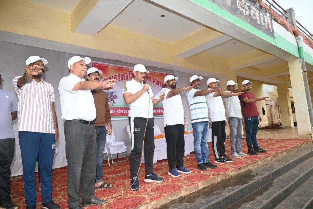 कलेक्टर सहित जनप्रतिनिधि, अधिकारी-कर्मचारी एवं युवाओं ने हाथों में तिरंगा लहराते हुए उत्साह के साथ लगाई सद्भावना एवं स्वतंत्रता दौड़