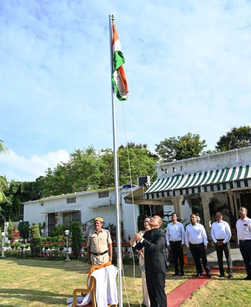 कलेक्टर श्री जन्मेजय महोबे ने कलेक्टोरेट कार्यालय में किया ध्वजारोहण