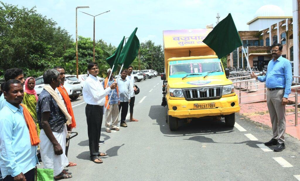 कलेक्टर ने वज्रपात सुरक्षा रथ को दिखाई हरी झंडी