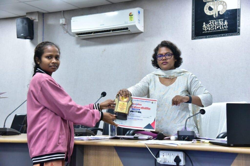 कौशल तिहार प्रतियोगिता के विजेताओं का कलेक्टर ने किया सम्मान