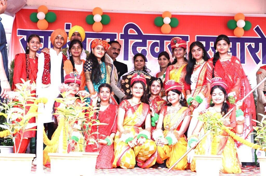 महासमुंद में सांसद श्रीमती रूपकुमारी चौधरी ने किया ध्वजारोहण