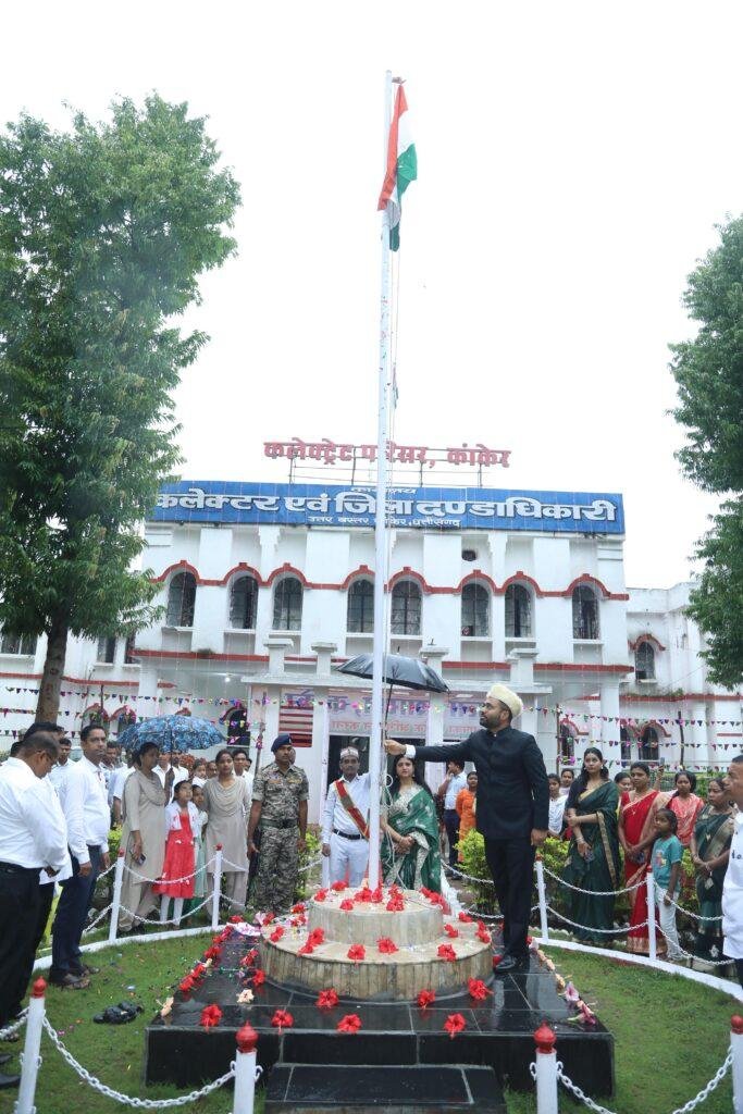 कलेक्टर ने जिला कार्यालय और जिलाधीश निवास में किया ध्वजारोहण
