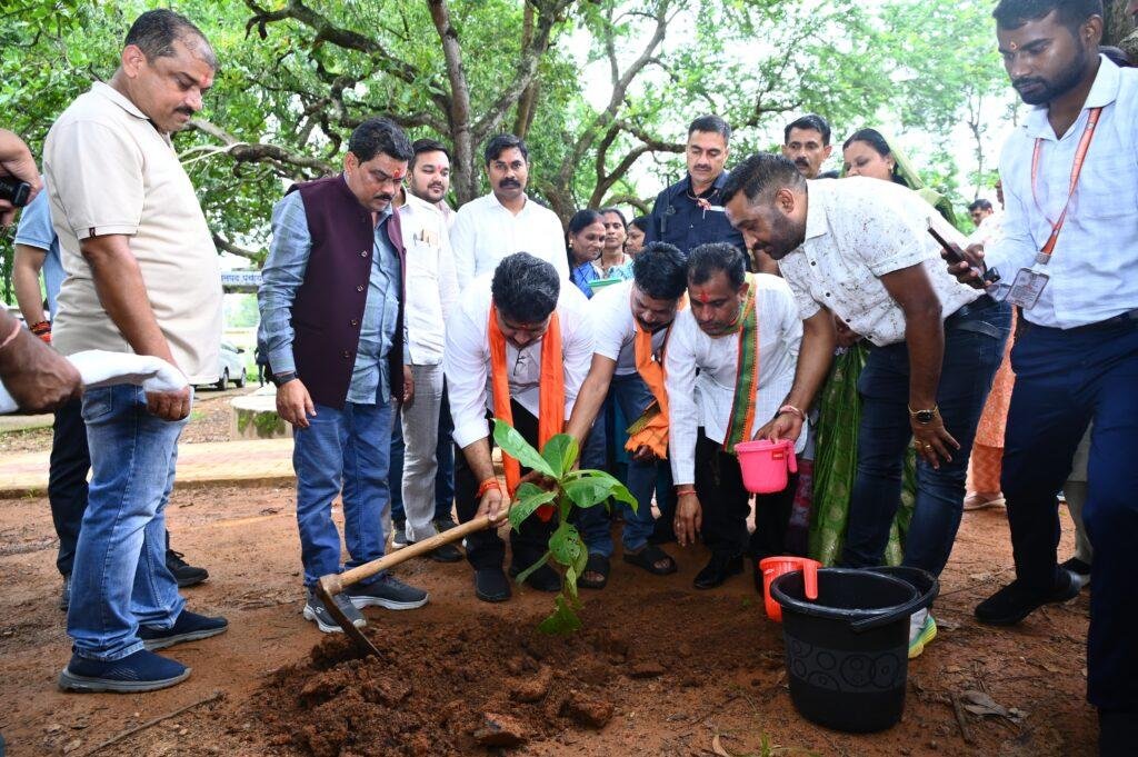 उप मुख्यमंत्री श्री विजय शर्मा ने महिला स्व सहायता समूह के सदस्यों से की मुलाकात और महतारी सदन का किया अवलोकन