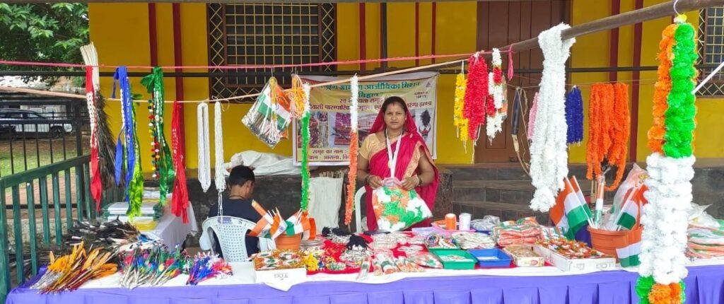 बिहान समूह सिरहासार भवन जगदलपुर में उपलब्ध करवा रही तिरंगा