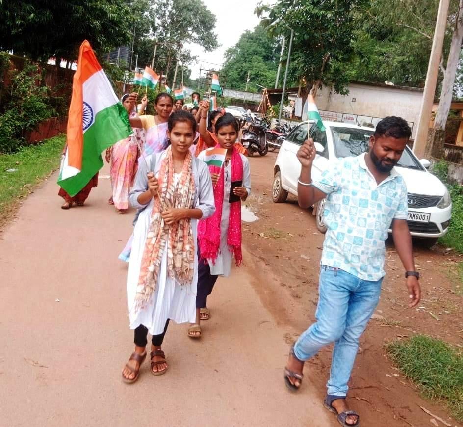 लोहंडीगुड़ा में किशोरी बालिकाओं ने ली स्वच्छता शपथ, निकाली तिरंगा रैली