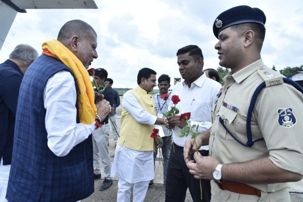 केंद्रीय आवास एवं शहरी कार्य राज्य मंत्री, विधायक जगदलपुर और विधायक तखतपुर का एयरपोर्ट में किया गया आत्मीय स्वागत