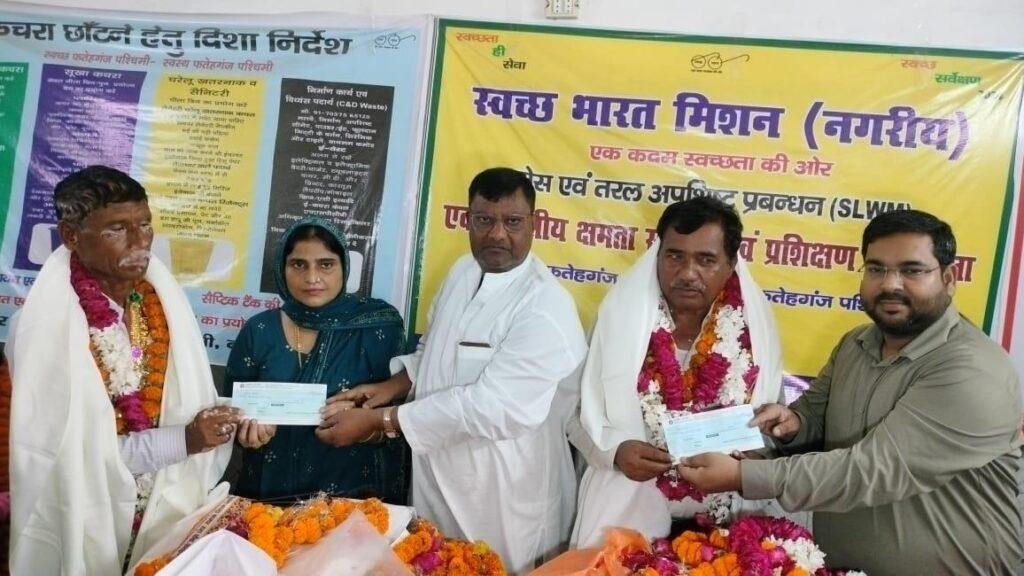 दो सफाई नायकों के सेवानिवृत्त होने पर फूलमाला पहनाकर, स्मृति चिन्ह एवं पुरस्कार देकर दी विदाई