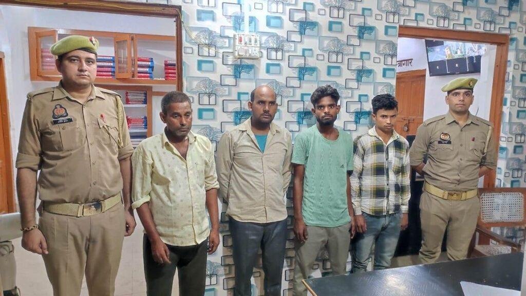 थाना भोजीपुरा, बरेली क्षेत्रांतर्गत ग्राम मेमोर में कुछ व्यक्तियों द्वारा एक अज्ञात व्यक्ति के साथ मारपीट करने एवं इलाज के दौरान मृत्यु से संबंधित अभियोग में संलिप्त 04 अभियुक्त गिरफ्तार