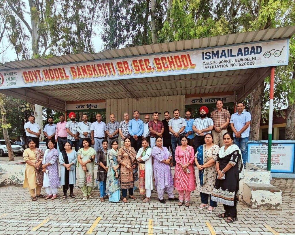 कर्मचारियों ने एनपीएस और ओपीएस के विरोध में काली पट्टी बांधकर प्रदर्शन किया